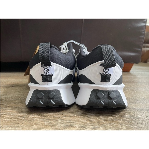 Athletic_Shoes